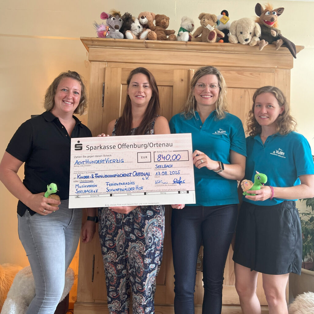 Spendenübergabe durch Christine Schäfer (Ferienparadies Schwarzwälder Hof), Melanie Braun (Kinder- und Familienhospizdienst Ortenau e.V.), Kerstin Preiss (Musikverein Seelbach), Sonja Himmelsbach (Musikverein Seelbach).